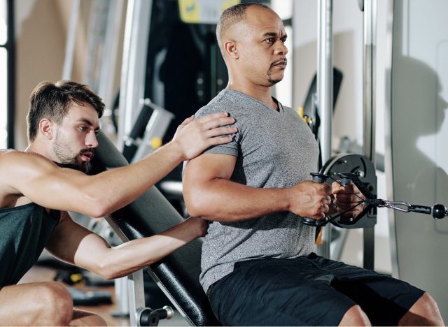 man following tips on working with personal trainer in gym